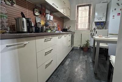 Apartament cu 3 camere decomandat în Casa de Cultură