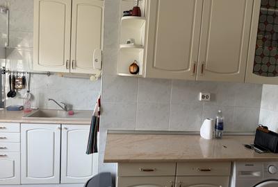 Apartament cu 3 camere decomandat, mobilat în Decebal