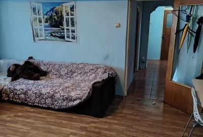 Apartament cu 3 camere semidecomandat în Berceni