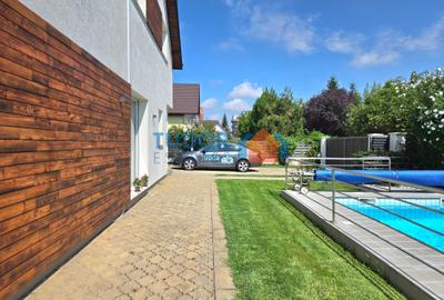 Renovated 6 Bedroom Luxury Villa with Private Garden, Swimming Pool & Sauna - 31