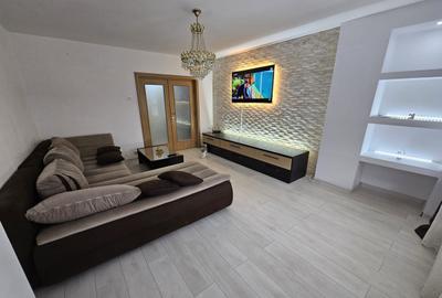 Apartament cu 3 camere decomandat, mobilat în Decebal