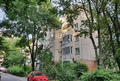 Apartament cu 3 camere decomandat, mobilat în Drumul Sării
