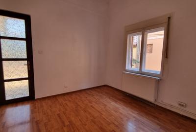 Casa in zona centrala parter si subsol cu acces auto - 16