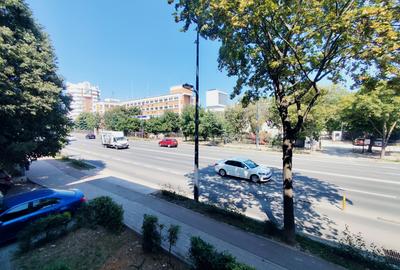 Apartament cu 4 camere decomandat în Far