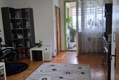 Pol. Titan, str. Prisaca Dornei.  particular, metrou - 10