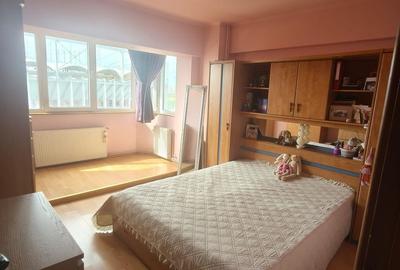 Apartament cu 3 camere semidecomandat, mobilat în Basarabia