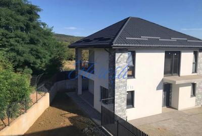 Casă individuală cu 4 camere în Luna de Sus