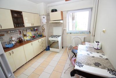3 camere cu living de 31 mp, dormitoare de 14 și 12, bucătărie de 10,  centrală - 6