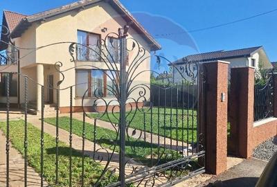 Casă cu 4 camere în Sântandrei