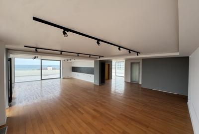 Penthouse langa plaja cu vedere la mare si terasa imensa - 3