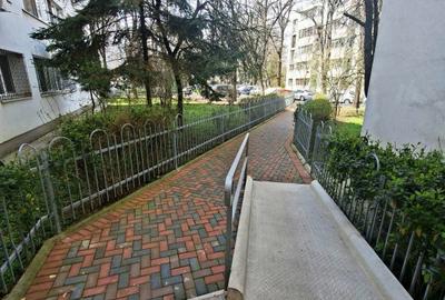 Apartament cu 3 camere semidecomandat în Titan