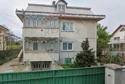 Vila cu 7 camere de vanzare in zona Centrala Aleea Grivitei Roman - 1