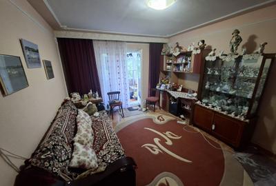 Apartament cu 3 camere, etajul 2/4, zona Dacia - 1