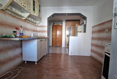Navodari( Sud, Str Rândunelelor)- 2 camere decomandate, etaj 3/4, liber - 11