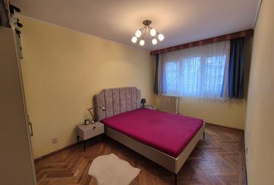 Apartament cu 3 camere semidecomandat, mobilat în Păcii