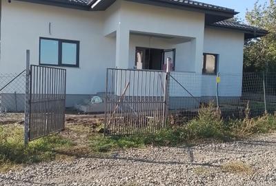 Casă individuală cu 4 camere în Central