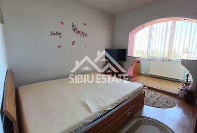 Apartament de vanzare cu 3 camere, decomandat -55 mp. balcon, pivnita - 17
