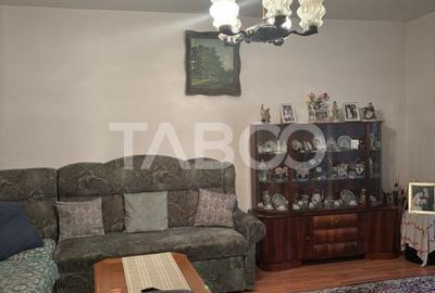 Apartament decomandat 3 camere 2 balcoane etaj intermediar de vanzare