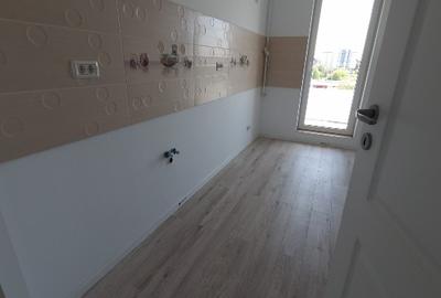 Vând apartament cu 2 camere, decomandat nou  + loc de parcare, situat in complex - 5