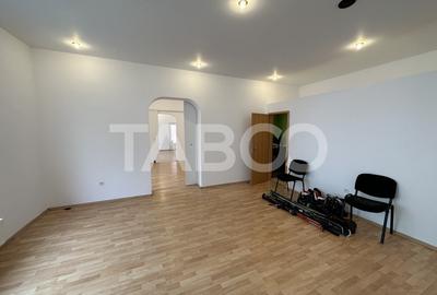 Casa 2 corpuri P+M si P+1 spatiu comercial 70 mpu la strada 2 garaje - 12