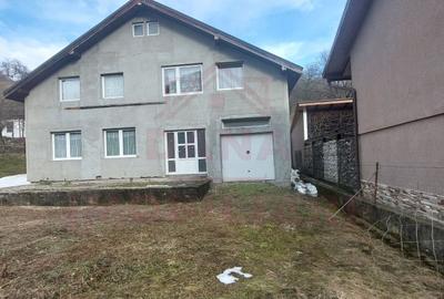 Casă individuală cu 4 camere în Rusca Montană