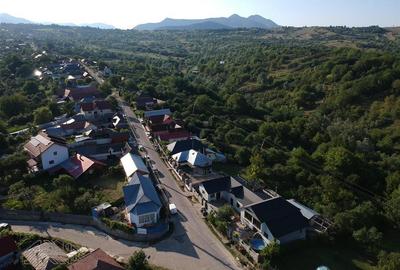Casă cu 4 camere în Păulești