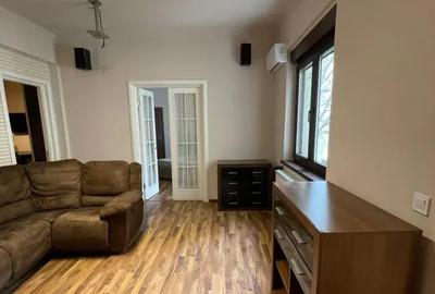 Apartament cu 3 camere semidecomandat, mobilat în P-ța Unirii