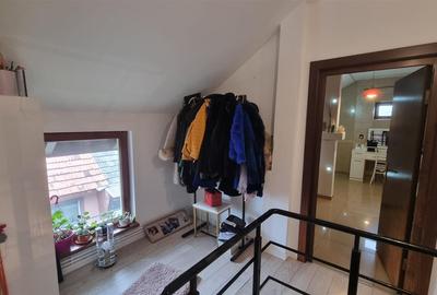 Casa de vanzare moderna cu costuri reduse, panouri solare si spatiu comercial in - 9