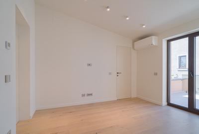 Vilă Contemporană Dorobanți: Fotovoltaice, Pompe de Căldură și Parcare - 10