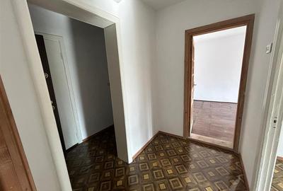 Apartament cu 2 camere de vanzare, etaj 4, zona Sud - 2