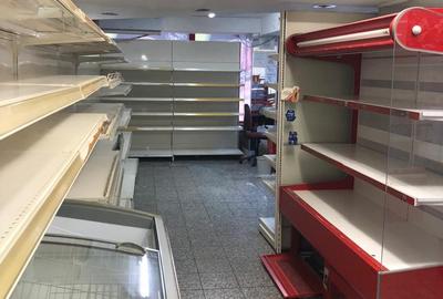 Spatiu Comercial , 150 mp , Cetate - 2