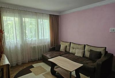 Apartament cu 3 camere semidecomandat în Podu Roș