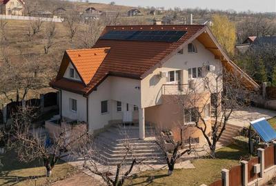 Casa de Lux in Livada cu Ciresi Eleganta, Confort si Panorama de Vis - 1