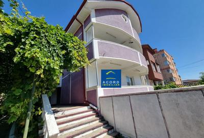 Casă individuală cu 7 camere în Sud