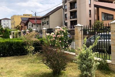 Apartament cu 3 camere semidecomandat, mobilat în Nord