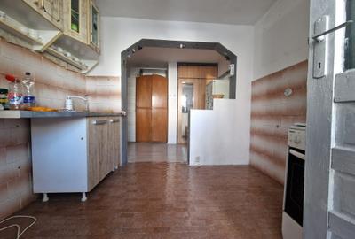 Navodari( Sud, Str Rândunelelor)- 2 camere decomandate, etaj 3/4, liber - 12