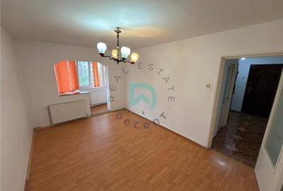 Apartament cu 3 camere decomandat în Astra