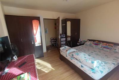 Apartament cu 3 camere decomandat, mobilat în Dâmbovița