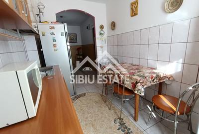 Apartament de vanzare cu 3 camere, decomandat -55 mp. balcon, pivnita - 11
