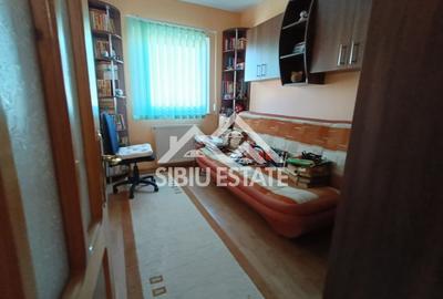 Apartament de vanzare cu 3 camere, decomandat -55 mp. balcon, pivnita - 18