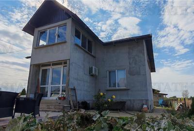 Ferma 3,3ha, din care 2,5ha intravilan, vila 7 camere, D+P+E+M, casa pentru munc - 8