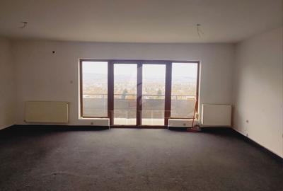 Apartament cu 4 camere semidecomandat în Andrei Mureșanu