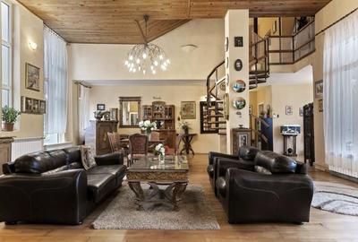 Casă individuală cu 8 camere în Ostratu