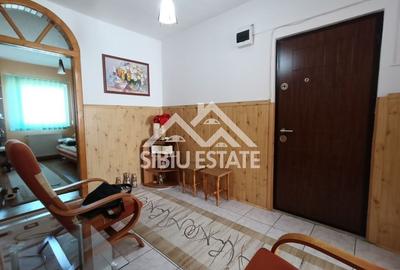 Apartament de vanzare cu 3 camere, decomandat -55 mp. balcon, pivnita - 10