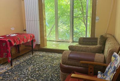 Apartament cu 3 camere semidecomandat în Drumul Taberei