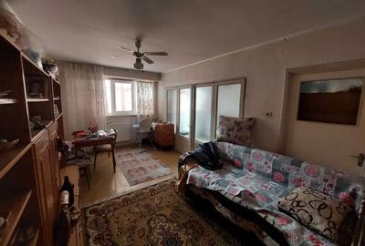 Apartament cu 4 camere decomandat în Micro 17