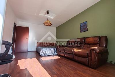 Apartament cu 3 camere, 2 balcoane, 65mp, etajul 2, Str. Plopilor