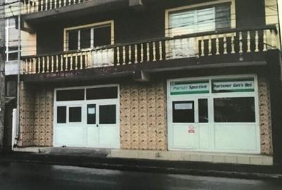 Spatiu  comercial  stradal , inalt /380w/ vitrine /locuri de  parcare - 1