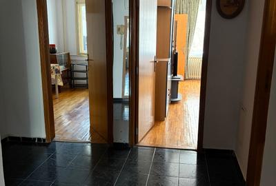 Apartament cu 4 camere semidecomandat în Dristor