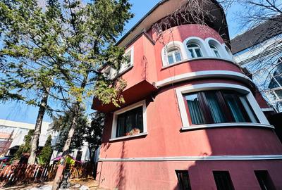 Casă individuală cu 8 camere în Romană